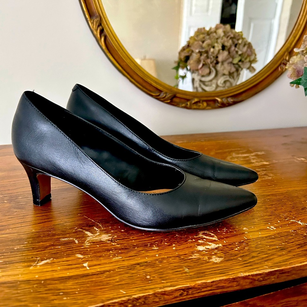 Clarks Collection low heel pointed toe black leather pump